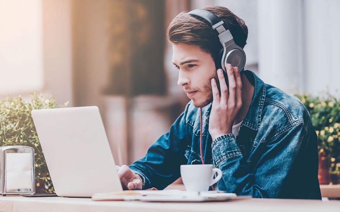 Estudiantes trabajando en modelos financieros