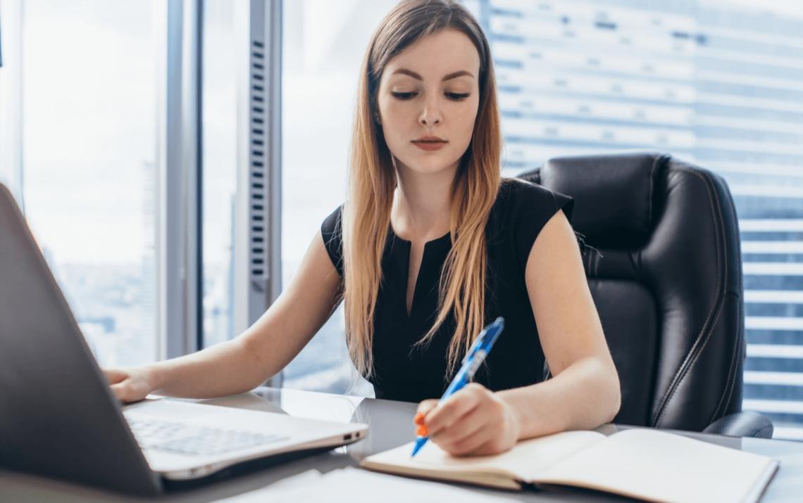 Estudiante trabajando en modelos financieros en Excel