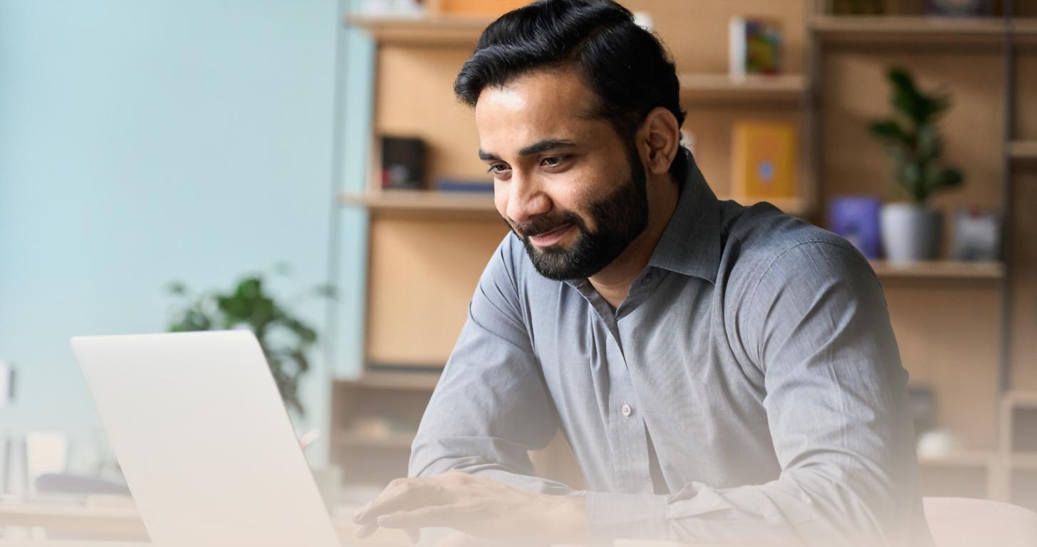 Análisis financiero en pantalla durante sesión práctica