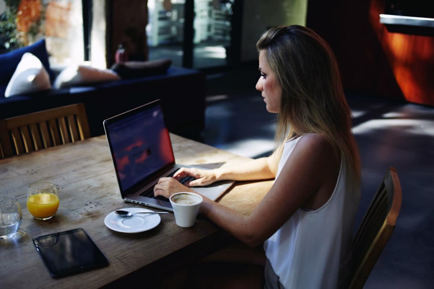 Profesional trabajando con modelos financieros en ordenador