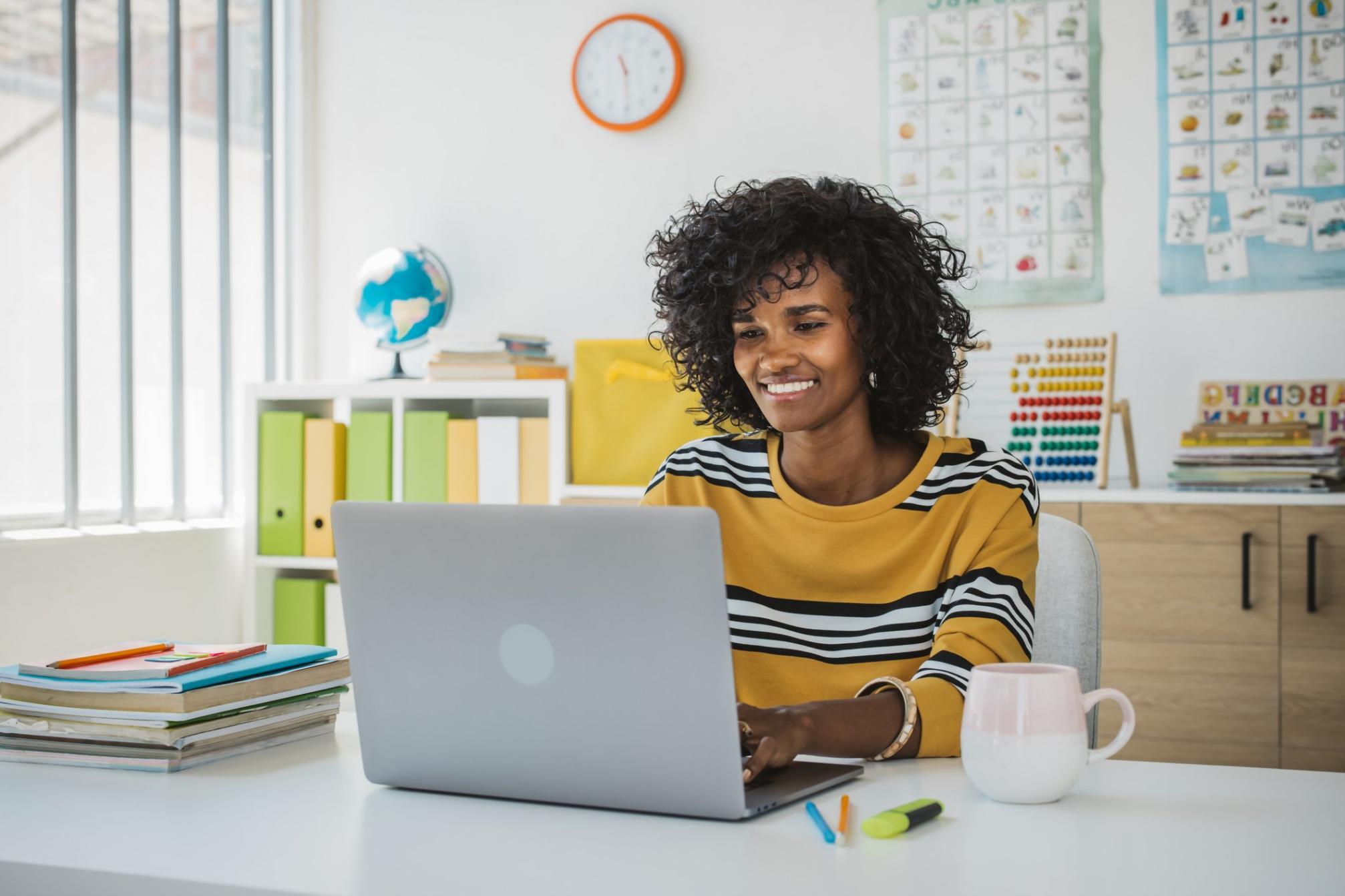 Instructor revisando modelo financiero con estudiante